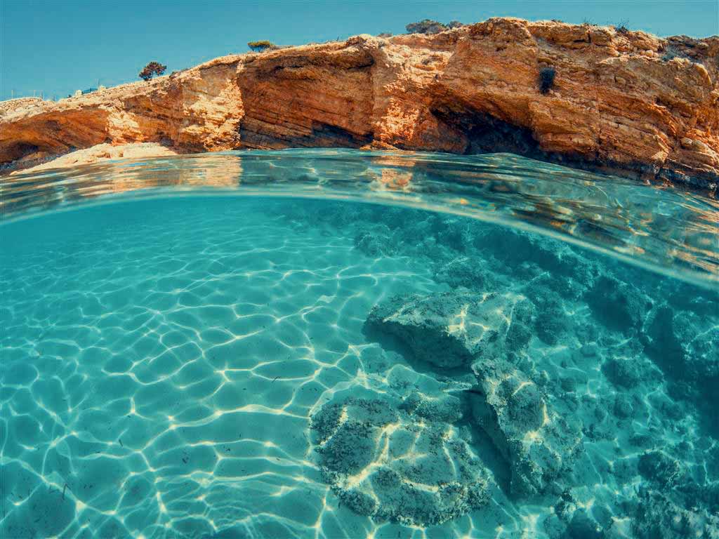 Discovering "Pisina", a natural sea pool and a top highlight when exploring the best beaches in Koufonisia by private yacht.